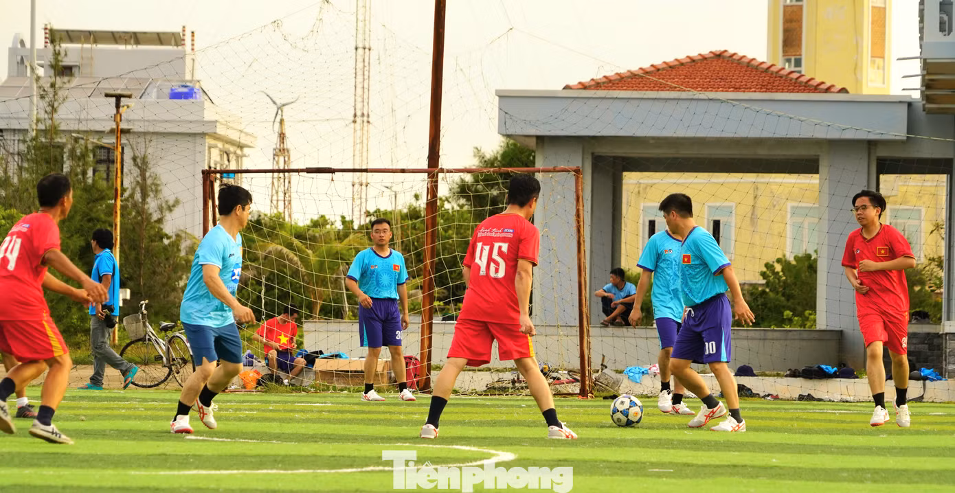 Trên đảo có đủ sân bóng đá, bóng chuyền và các khu vực hoạt động thể thao cho người dân và chiến sĩ đang làm nhiệm vụ canh giữ biển đảo.