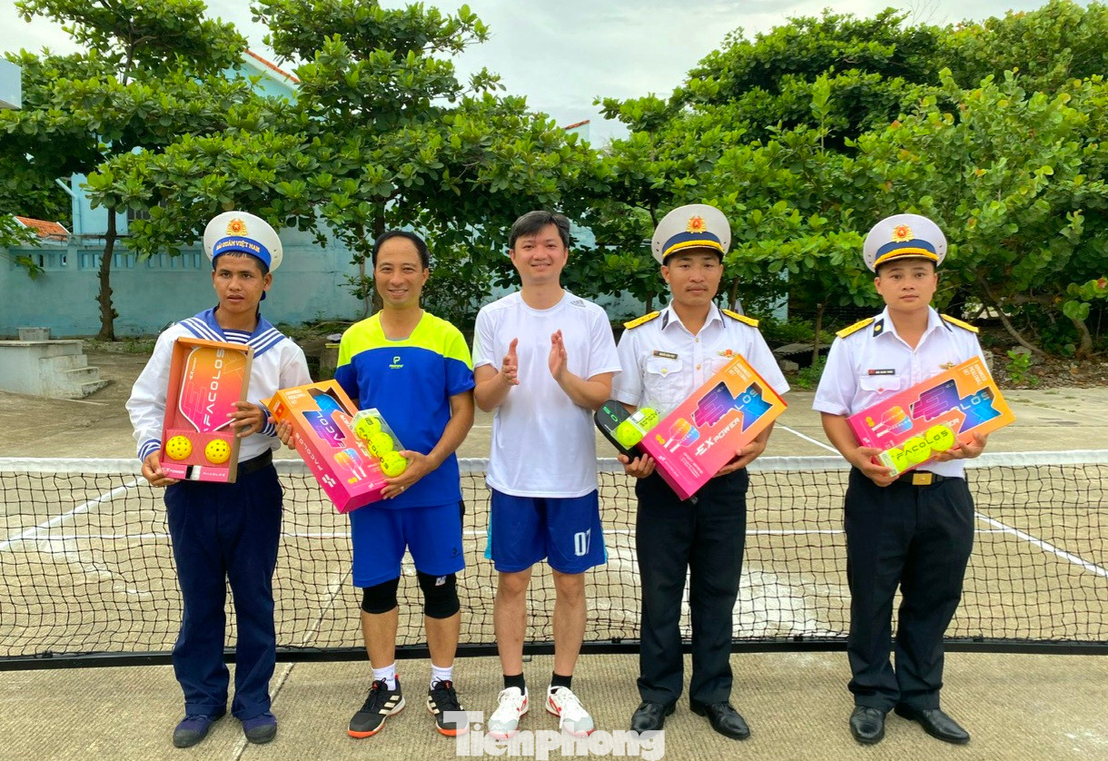 Môn thể thao đang &quot;hot&quot; ở đất liền được mang ra cho các chiến sĩ và nhân dân trên đảo.