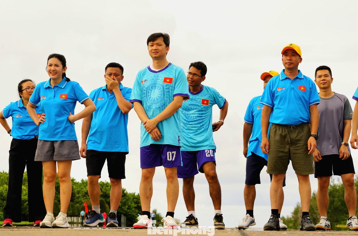 Các vận động viên chăm chú nghe phổ biến thể lệ giải chạy.