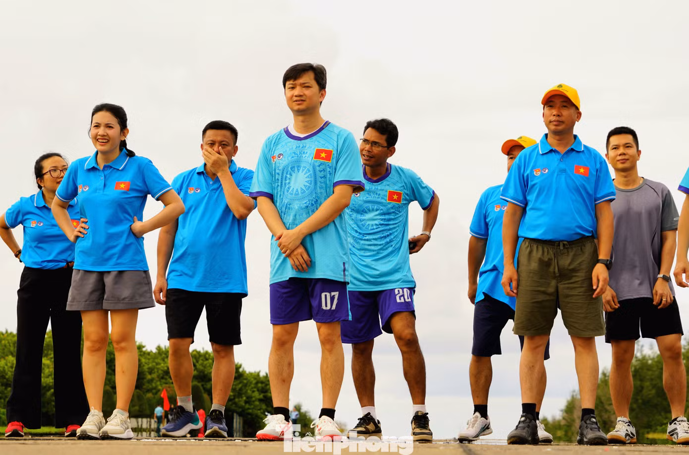 Các vận động viên chăm chú nghe phổ biến thể lệ giải chạy.