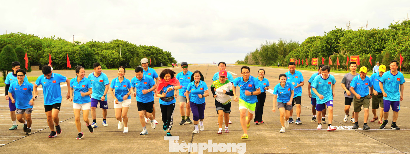 &quot;Không phải ai cũng được tham dự giải chạy vô cùng đặc biệt này, được chạy ở Trường Sa là ước mơ, là niềm hãnh diện, kiêu hãnh đối với chúng tôi. Chạy để thêm yêu quê hương, đất nước và quý trọng công lao của cha ông, các chiến sỹ đã ngã xuống vì từng tấc đảo, sải biển của tổ quốc&quot;, anh Nguyễn Mạnh Bạo, vận động viên đến từ Thái Nguyên bày tỏ.