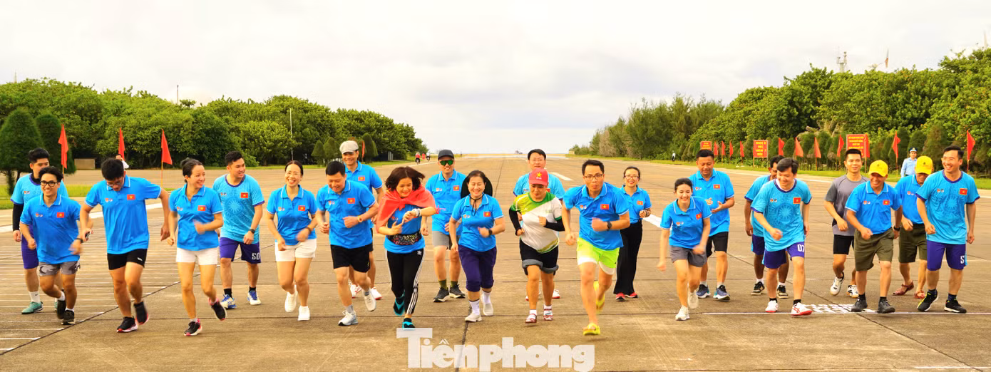 "Không phải ai cũng được tham dự giải chạy vô cùng đặc biệt này, được chạy ở Trường Sa là ước mơ, là niềm hãnh diện, kiêu hãnh đối với chúng tôi. Chạy để thêm yêu quê hương, đất nước và quý trọng công lao của cha ông, các chiến sỹ đã ngã xuống vì từng tấc đảo, sải biển của tổ quốc", anh Nguyễn Mạnh Bạo, vận động viên đến từ Thái Nguyên bày tỏ.