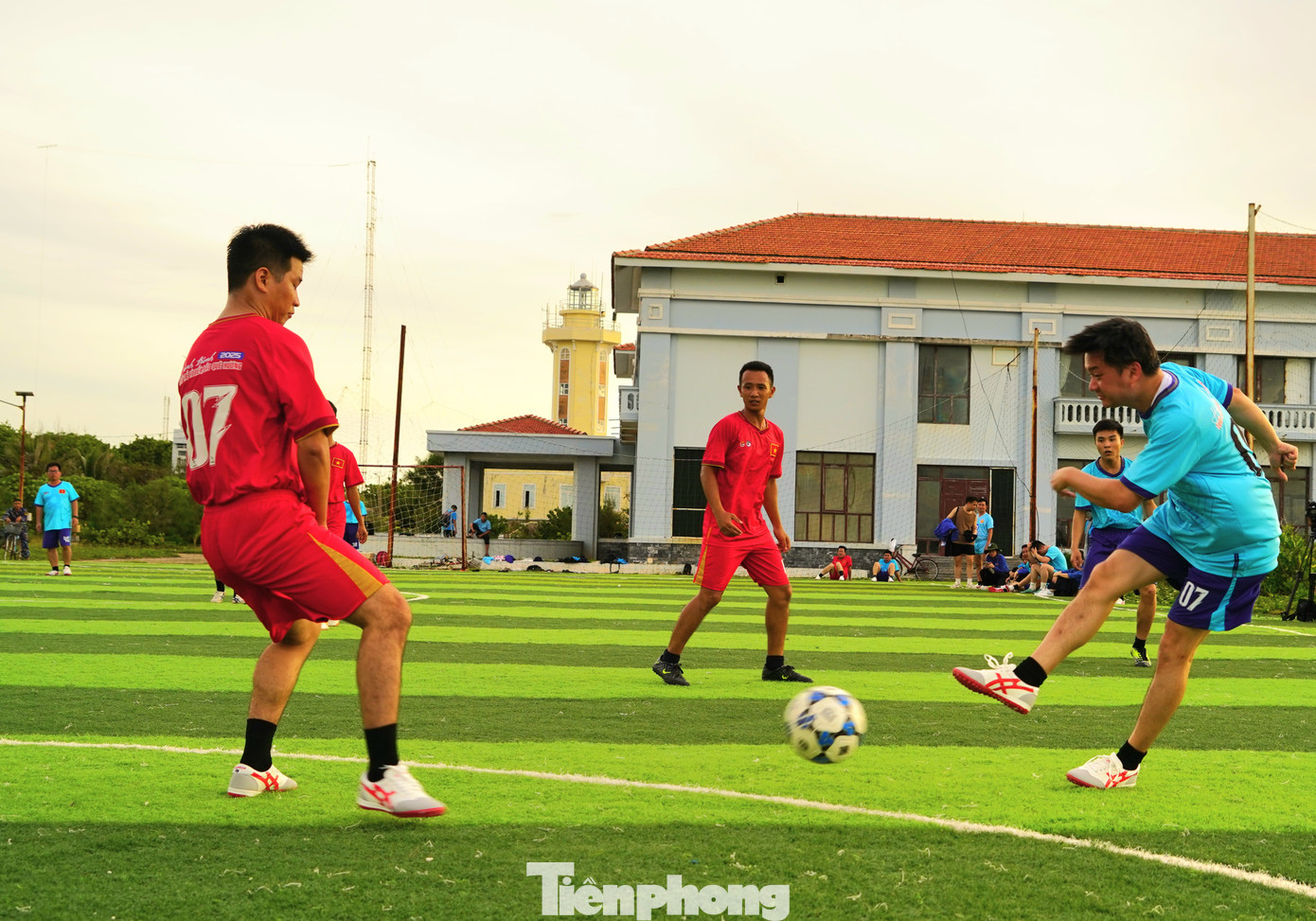 Trận giao lưu đã khép lại với chiến thắng thuộc về đội các chiến sĩ Hải quân. Ở nơi đầu sóng, ngọn gió các anh luôn mạnh mẽ, kiên cường và rèn luyện sức khỏe tốt để bảo vệ Tổ quốc.