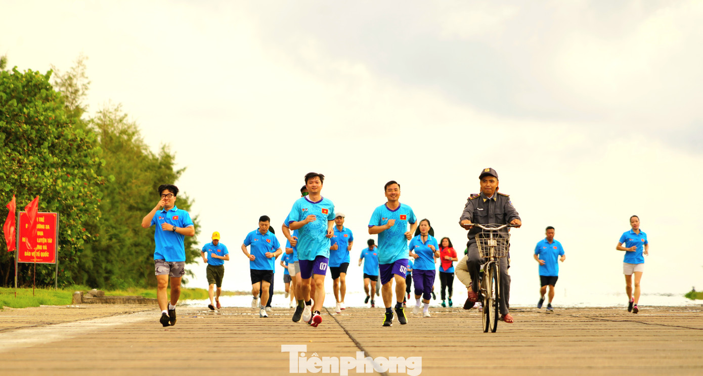 Anh Nguyễn Minh Triết - Bí thư Trung ương Đoàn, Chủ tịch Hội Sinh viên Việt Nam, trưởng đoàn công tác cũng là một trong những vận động viên hăng hái và nhiệt tình tham gia. Với anh, được chạy trên từng tấc đất của Tổ quốc ở Trường Sa là một điều thiêng liêng mà không phải ai cũng may mắn được trải nghiệm.