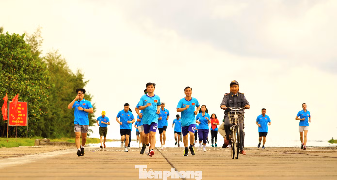 Anh Nguyễn Minh Triết - Bí thư Trung ương Đoàn, Chủ tịch Hội Sinh viên Việt Nam, trưởng đoàn công tác cũng là một trong những vận động viên hăng hái và nhiệt tình tham gia. Với anh, được chạy trên từng tấc đất của Tổ quốc ở Trường Sa là một điều thiêng liêng mà không phải ai cũng may mắn được trải nghiệm.