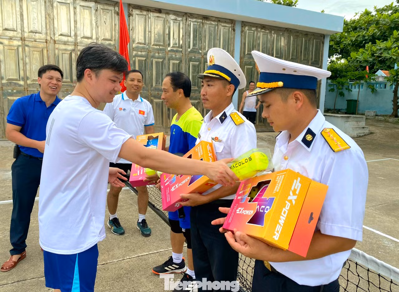 Đặc biệt, trong chuyến hành trình, Trung ương Đoàn TNCS Hồ Chí Minh đã mang vợt, bóng, các vật liệu để xây dựng 1 sân Pickleball cho quân và dân đảo Trường Sa Lớn.