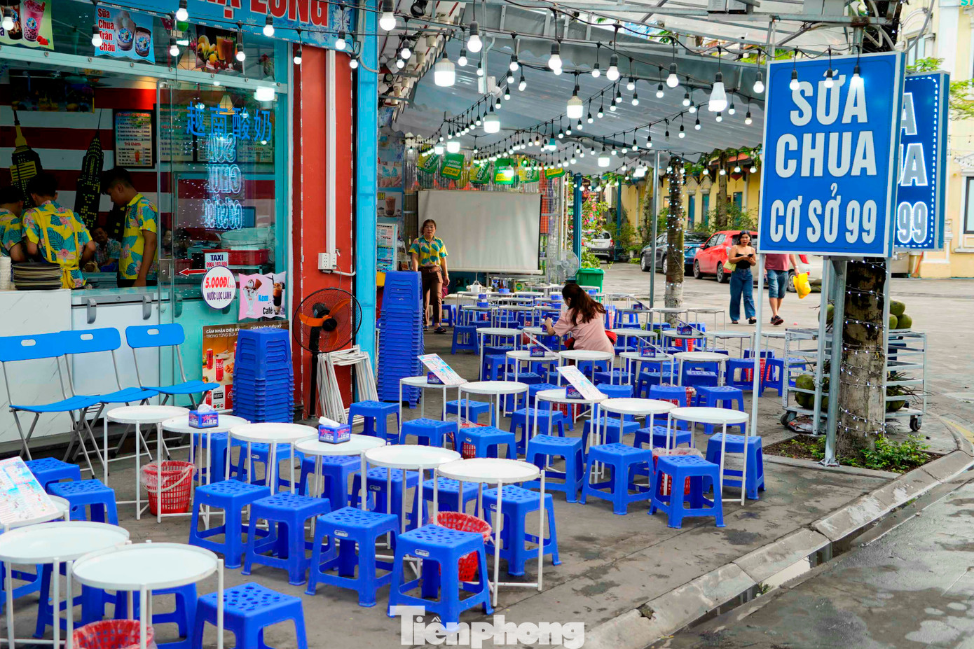 Các hàng quán tại trung tâm du lịch Bãi Cháy không nhộn nhịp như mọi năm.