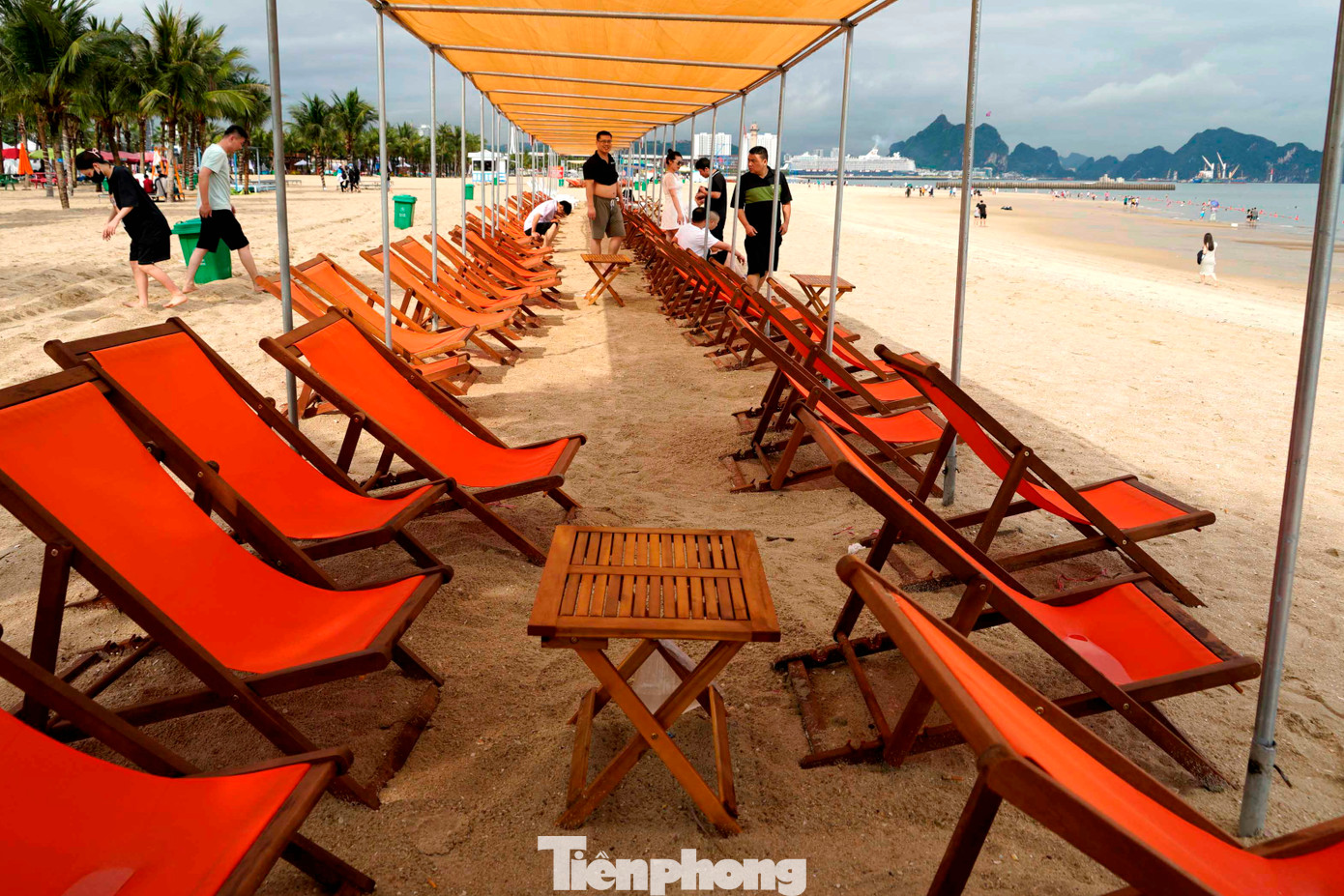 Nhiều chủ hàng quán kinh doanh ngán ngẩm vì sự vắng vẻ lạ thường này.