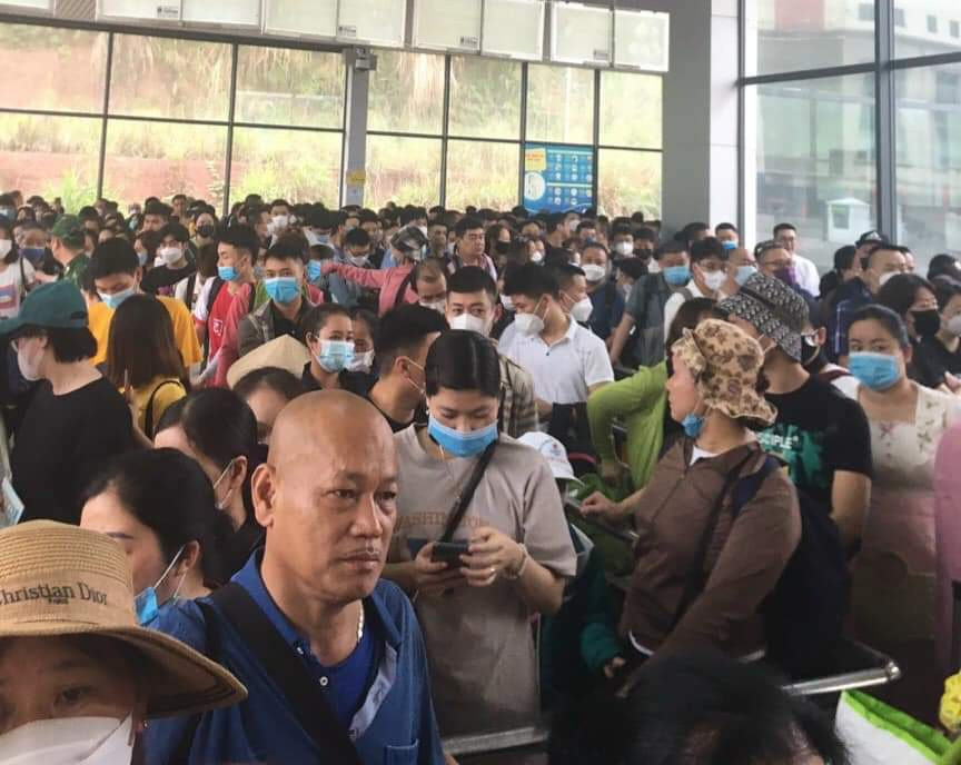 Đa số những người xuất nhập cảnh qua cửa khẩu Móng Cái trong sáng nay là khách du lịch. Đa số những người xuất nhập cảnh qua cửa khẩu Móng Cái trong sáng nay là khách du lịch.