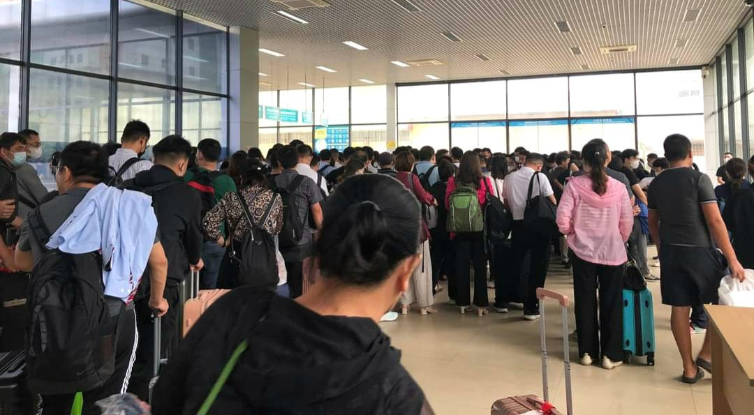 "Để đảm bảo an toàn cho khách xuất nhập cảnh, chúng tôi vẫn giữ vững các biện pháp chống dịch COVID-19. Đến thời điểm hiện tại lượng khách cần làm thủ tục xuất nhập cảnh còn khá đông. Dự kiến lượng người xuất nhập cảnh trong ngày hôm nay sẽ vượt con số 6.000 người", vị đại diện Chi cục Hải quan Móng Cái nói. "Để đảm bảo an toàn cho khách xuất nhập cảnh, chúng tôi vẫn giữ vững các biện pháp chống dịch COVID-19. Đến thời điểm hiện tại lượng khách cần làm thủ tục xuất nhập cảnh còn khá đông. Dự kiến lượng người xuất nhập cảnh trong ngày hôm nay sẽ vượt con số 6.000 người", vị đại diện Chi cục Hải quan Móng Cái nói.
