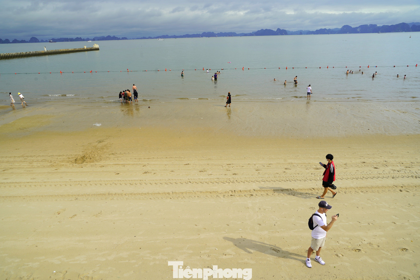 Phía biển cũng chỉ lác đác vài du khách xuống tắm.