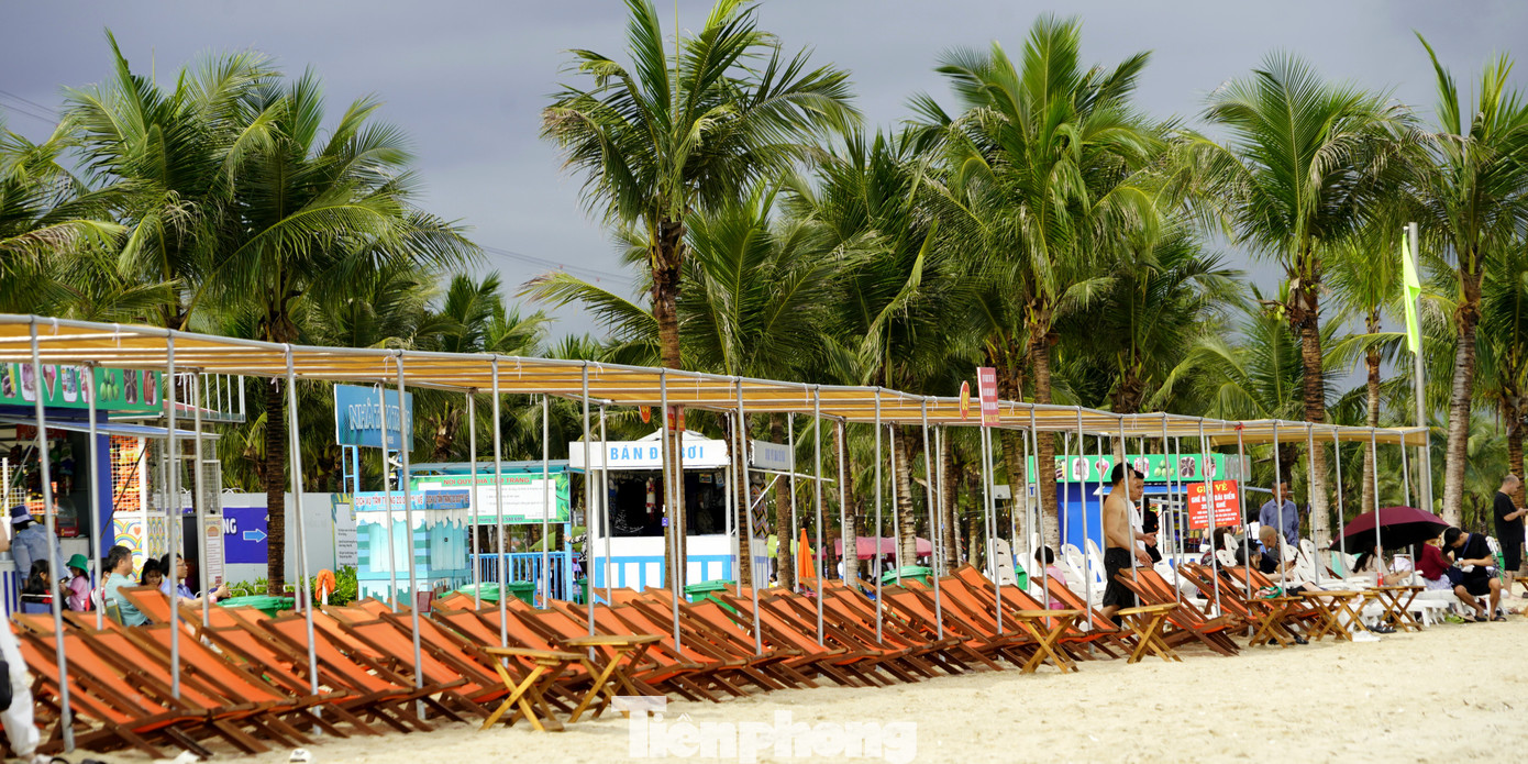 Một dãy ghế dài không người ngồi tại bãi tắm lớn nhất Quảng Ninh.