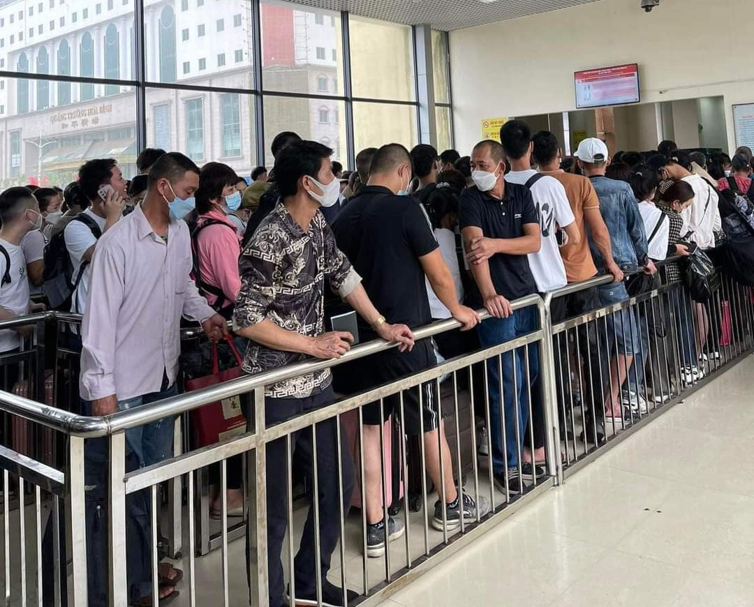 Thông tin từ Chi cục Hải quan Móng Cái, sáng 29/4 đã có hàng nghìn người làm thủ tục xuất nhập cảnh qua cửa khẩu Móng Cái. Thông tin từ Chi cục Hải quan Móng Cái, sáng 29/4 đã có hàng nghìn người làm thủ tục xuất nhập cảnh qua cửa khẩu Móng Cái.