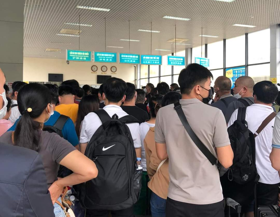 Cụ thể, tính đến 12h30 ngày 29/4 đã có 4.513 lượt người làm thủ tục xuất nhập cảnh. Cụ thể, tính đến 12h30 ngày 29/4 đã có 4.513 lượt người làm thủ tục xuất nhập cảnh.