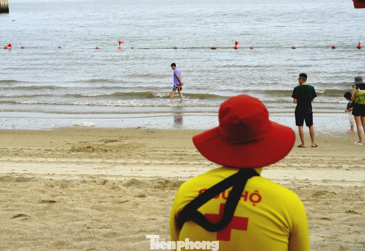 Sáng nay Hạ Long có mưa to kèm gió giật khiến nhiều người ngại ra đường.