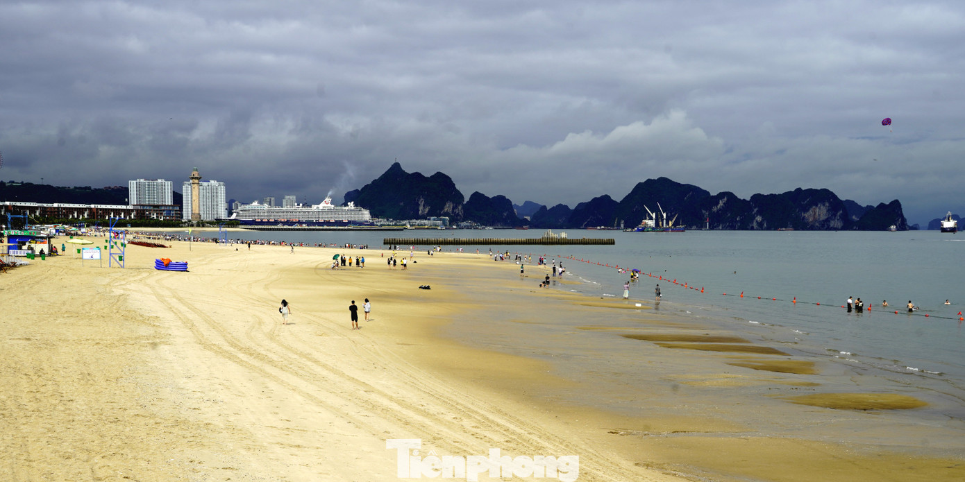 Phóng viên Tiền Phong có mặt tại bãi tắm Bãi Cháy vào lúc 16h30, ngày 29/4. Khác hẳn với những hình ảnh chen chúc nhau tắm biển như mọi năm là sự vắng vẻ, đìu hiu của trung tâm du lịch lớn nhất Quảng Ninh.