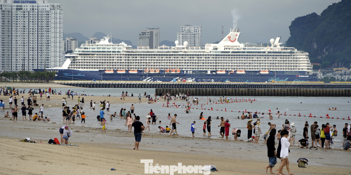 Đến chiều muộn, bãi tắm Bãi Cháy mới xuất hiện thêm người nhưng đa số chỉ đứng trên bờ chụp ảnh chứ không xuống tắm vì lạnh.