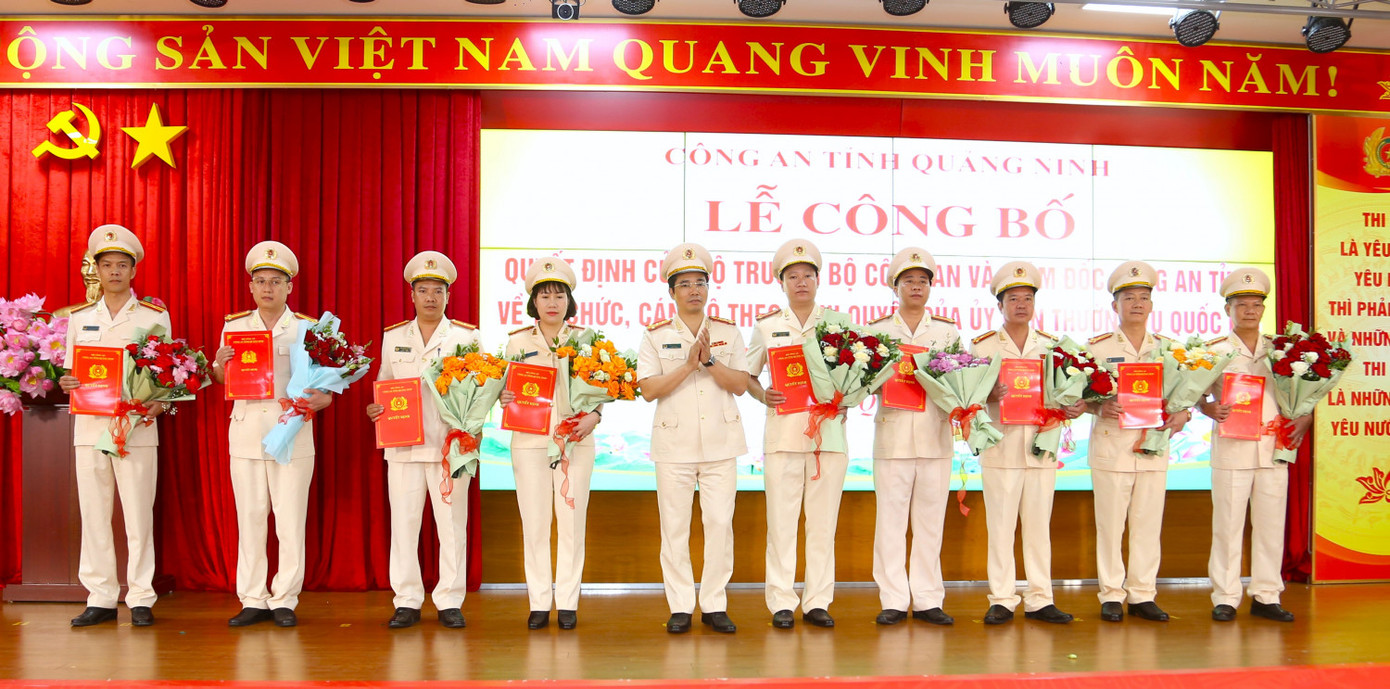 Lãnh đạo Công an tỉnh Quảng Ninh trao quyết định điều động, bổ nhiệm đối với chỉ huy Công an các phường, xã và đặc khu.