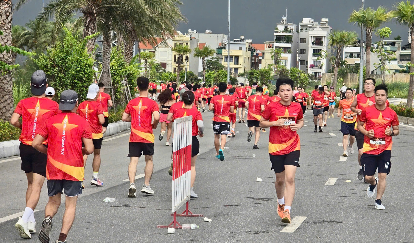 Có hơn 5 nghìn vận động viên tham gia giải chạy. Có hơn 5 nghìn vận động viên tham gia giải chạy.