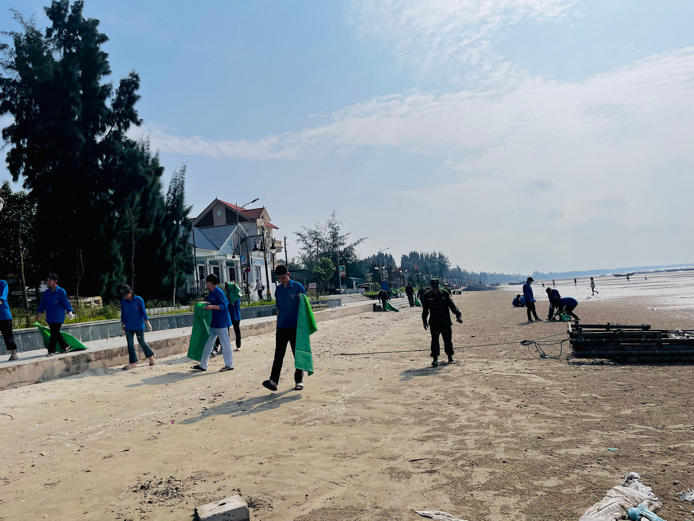 Chỉ trong một buổi sáng, các lực lượng đã dọn sạch rác khu vực bãi biển Trà Cổ.