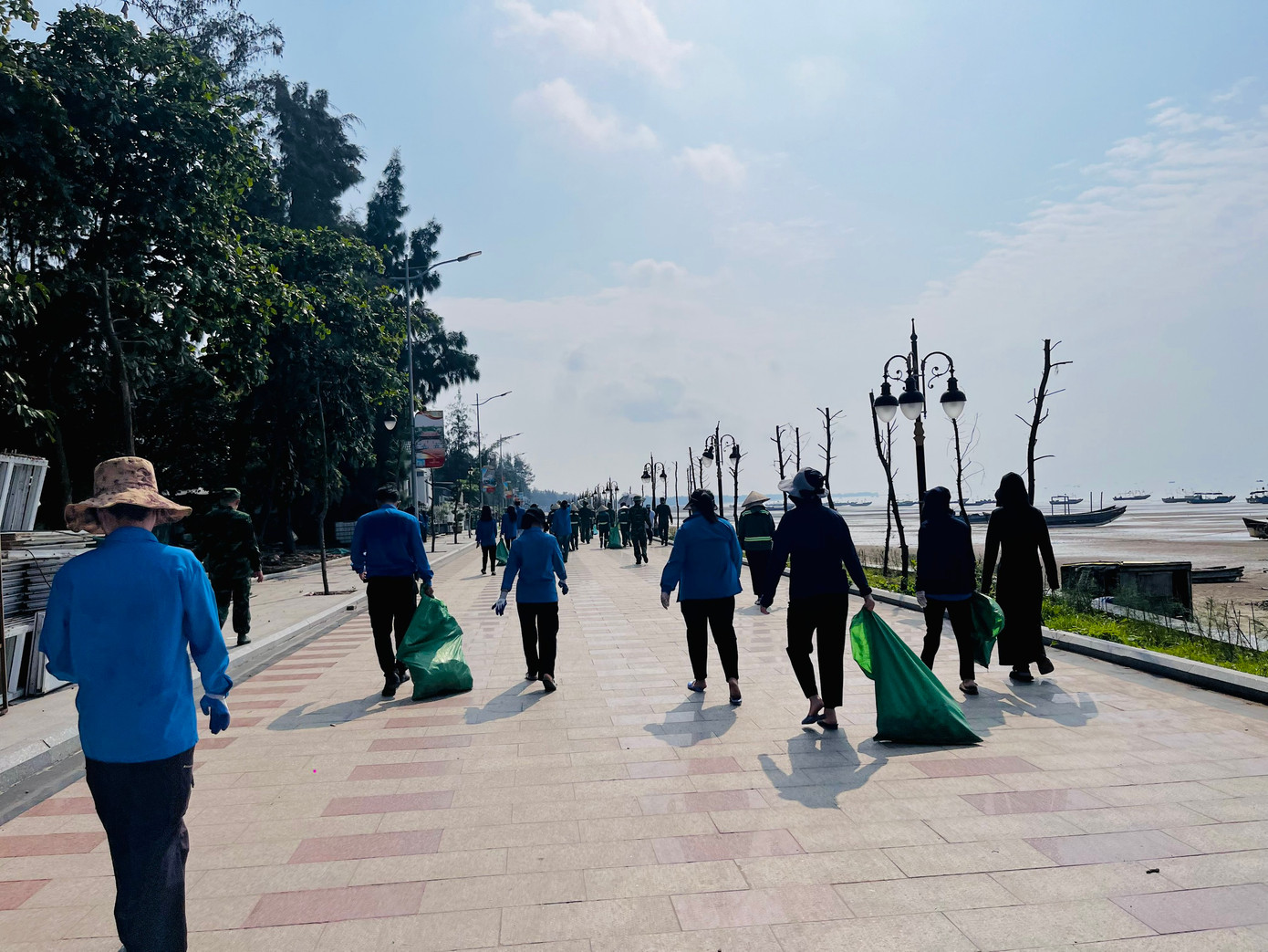 Các lực lượng đã dọn vệ sinh môi trường biển, làm sạch rác thải khu vực bãi biển Trà Cổ, TP Móng Cái.