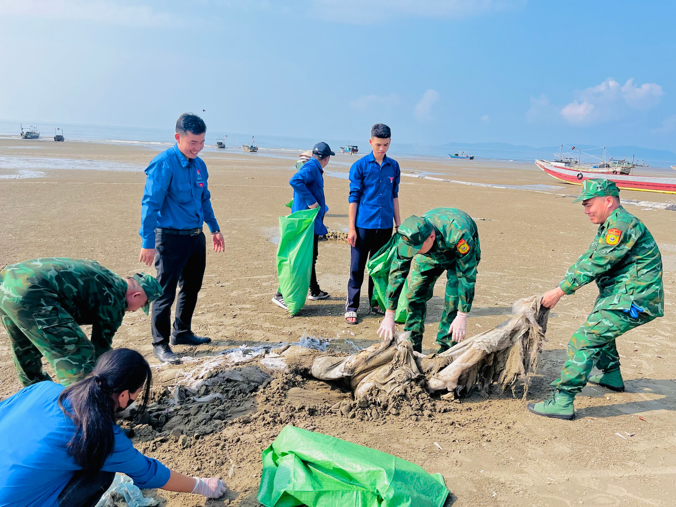 Sáng 2/6, cụm Đoàn kết nghĩa số 2 Thành Đoàn TP Móng Cái và Đồn Biên phòng Trà Cổ tổ chức ra quân dọn vệ sinh môi trường bãi biển Trà Cổ.