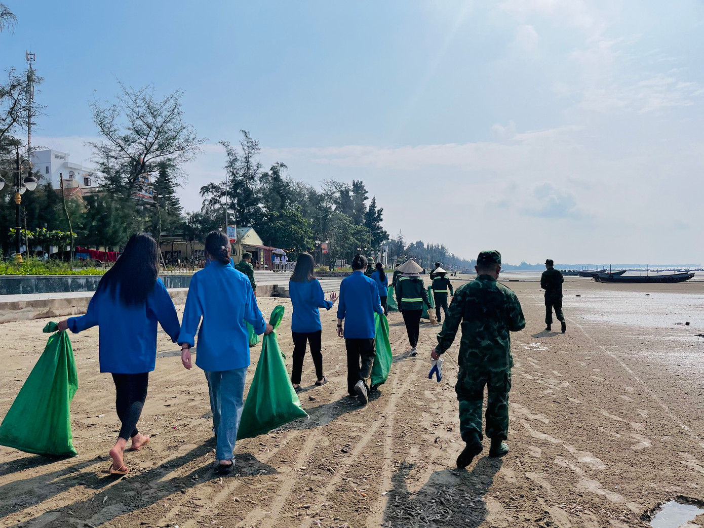 Hoạt động này cũng mang tính tuyên truyền đến bà con ngư dân có ý thức bảo vệ môi trường.