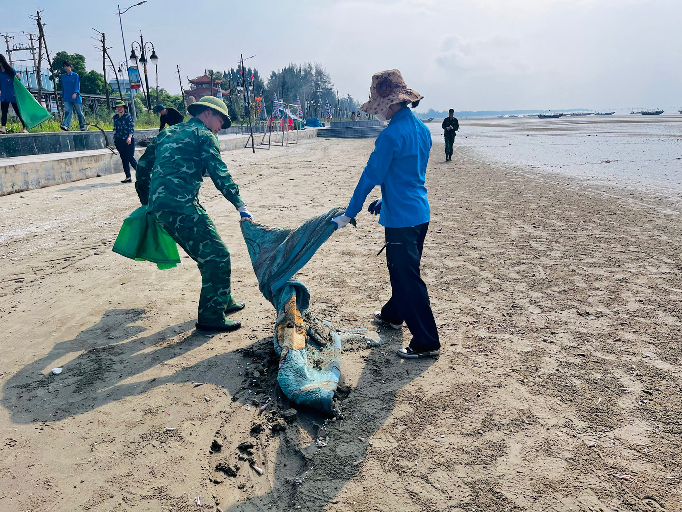 Hoạt động ý nghĩa này thu hút 60 đoàn viên thanh niên cùng cán bộ chiến sĩ Đồn Biên phòng Trà Cổ tham gia.