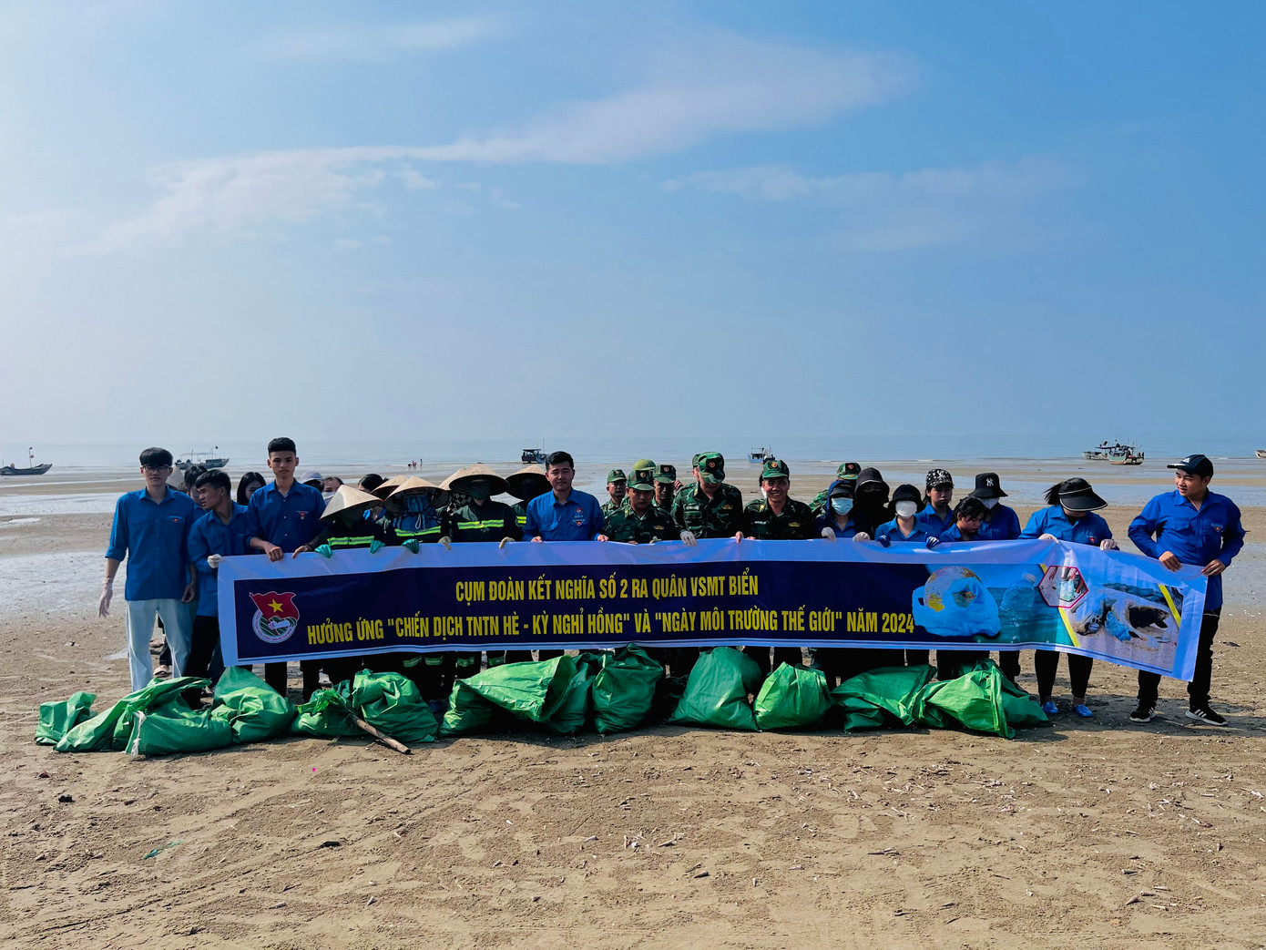 Ngoài công tác kiểm tra kiểm soát, bảo vệ biên giới vùng biển, các cán bộ chiến sĩ Đồn Biên phòng Trà Cổ cũng tham gia nhiều hoạt động xã hội ý nghĩa.