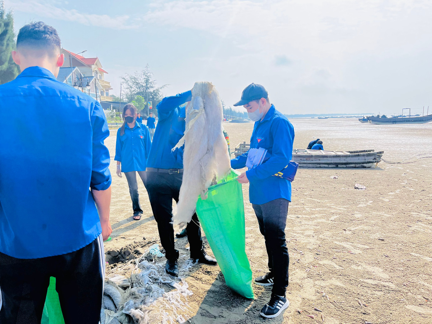 Thu gom nhiều loại ngư cụ bị vứt bỏ và các loại rác thải nhựa trôi dạt trên bờ biển.