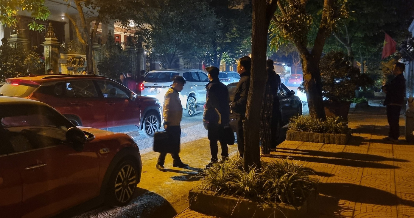 Khi bị đòi lại tiền chạy án, ông Ca không trả còn mắng đuổi nạn nhân về. Khi bị đòi lại tiền chạy án, ông Ca không trả còn mắng đuổi nạn nhân về.