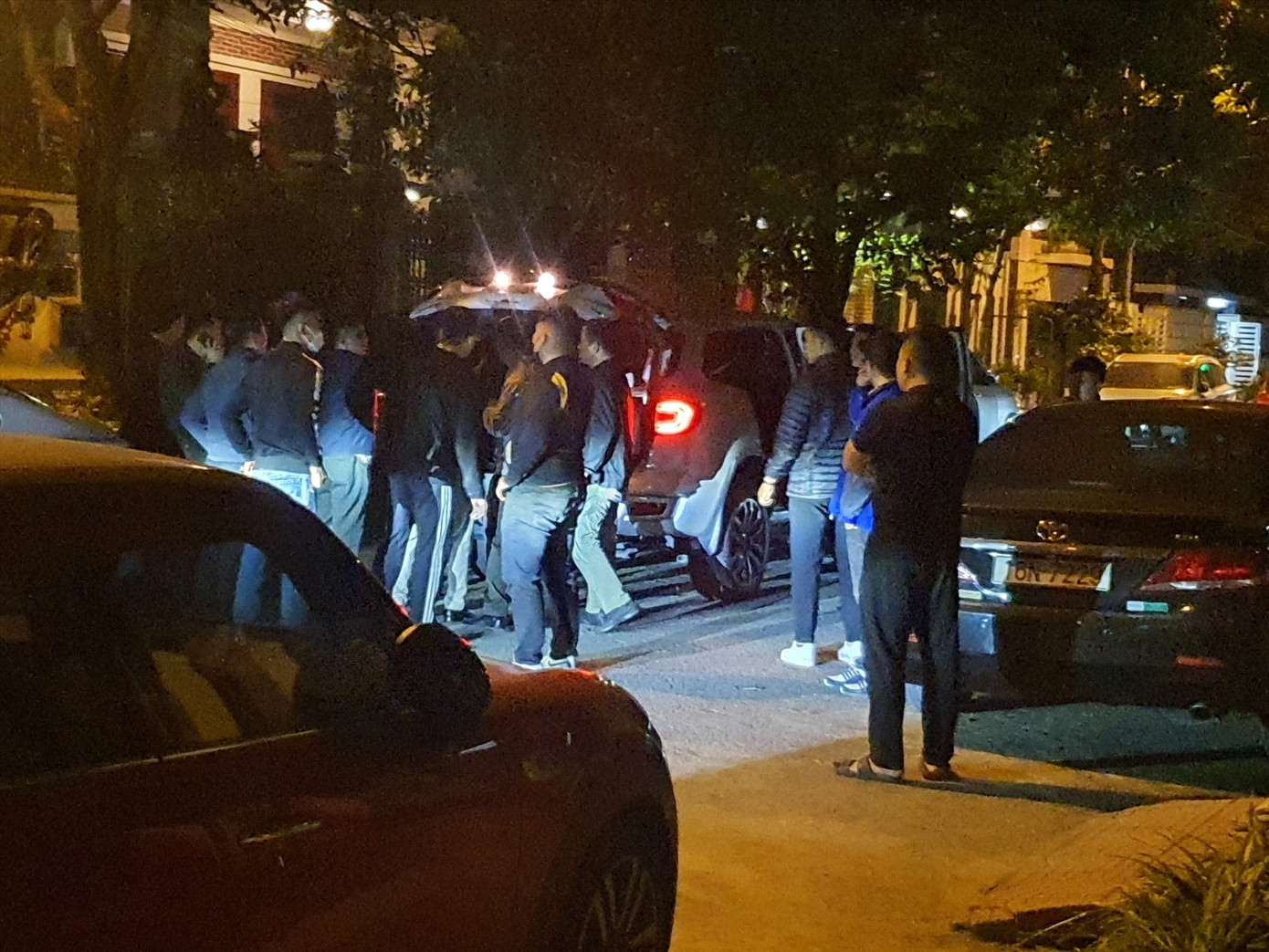 Lực lượng chức năng khám xét nhà riêng ông Đỗ Hữu Ca. Lực lượng chức năng khám xét nhà riêng ông Đỗ Hữu Ca.