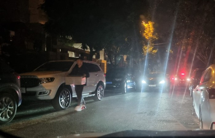 Nhiều tài liệu được thu giữ sau khi khám xét nhà ông Đỗ Hữu Ca. Nhiều tài liệu được thu giữ sau khi khám xét nhà ông Đỗ Hữu Ca.