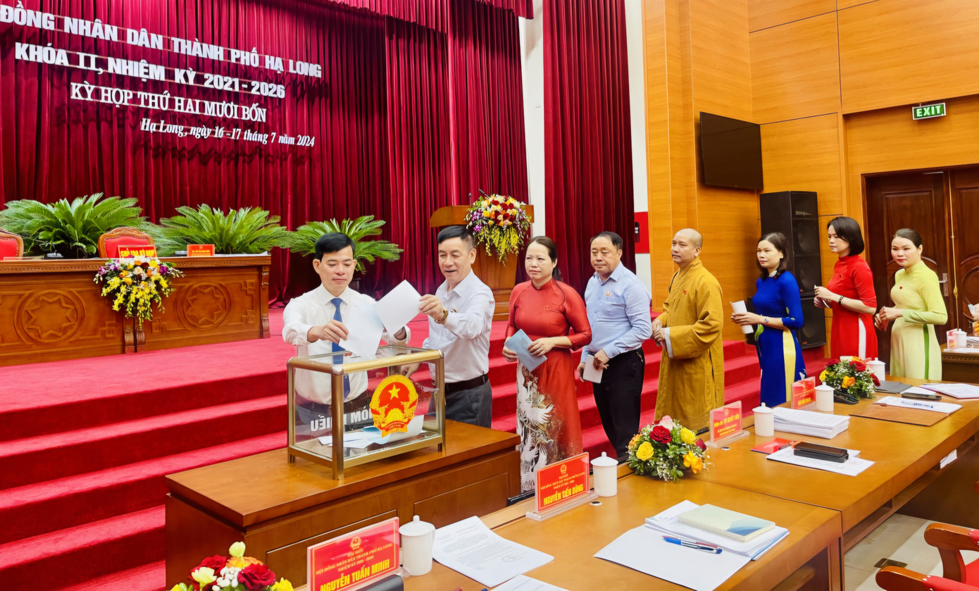 Ông Hồ Ngọc Hoài được bầu làm Phó Chủ tịch HĐND TP Hạ Long.