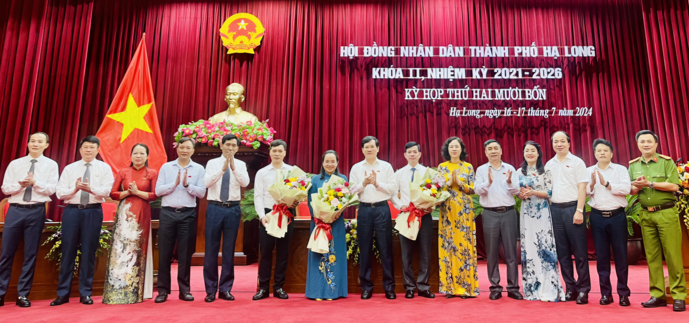 Ban Thường vụ Thành ủy Hạ Long tặng hoa chúc mừng các cán bộ vừa nhận nhiệm vụ mới.