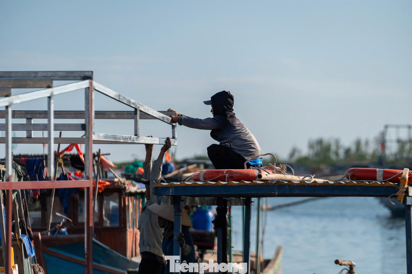 Những chiếc nhà bè nuôi thủy, hải sản bị bão số 3 xô đổ đang được đóng lại mới. Anh Trần Văn Tuấn, trú xã Hoàng Tân, Quảng Yên, cho biết đây chính là thời điểm thích hợp nhất để xuống giống vụ mới, khi nhiệt độ và khí hậu mát mẻ.