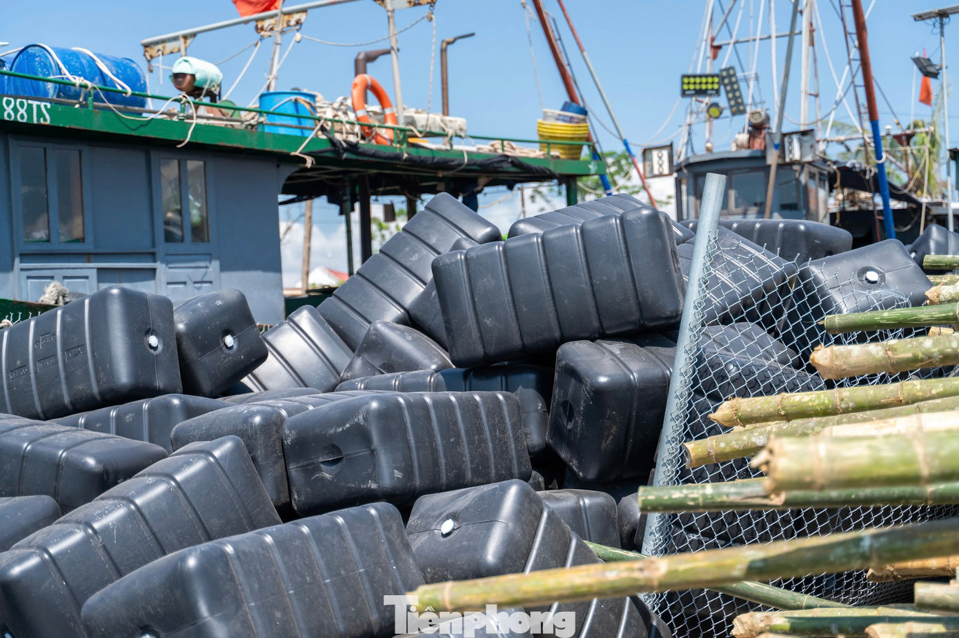 Ngoài ra, chính quyền trao tặng phao, dụng cụ cho ngư dân để tái khôi phục sản xuất. “Chúng tôi thấu hiểu và chia sẻ trước những thiệt hại nặng nề mà cơn bão số 3 gây ra đối với các hộ nuôi trồng thủy sản. Chính quyền Quảng Yên luôn đồng hành với người dân để tháo gỡ khó khăn; tạo điều kiện tối đa để người dân có thêm động lực, quyết tâm tái sản xuất trong thời gian sớm nhất, ổn định cuộc sống”, Chủ tịch UBND thị xã Quảng Yên nói.