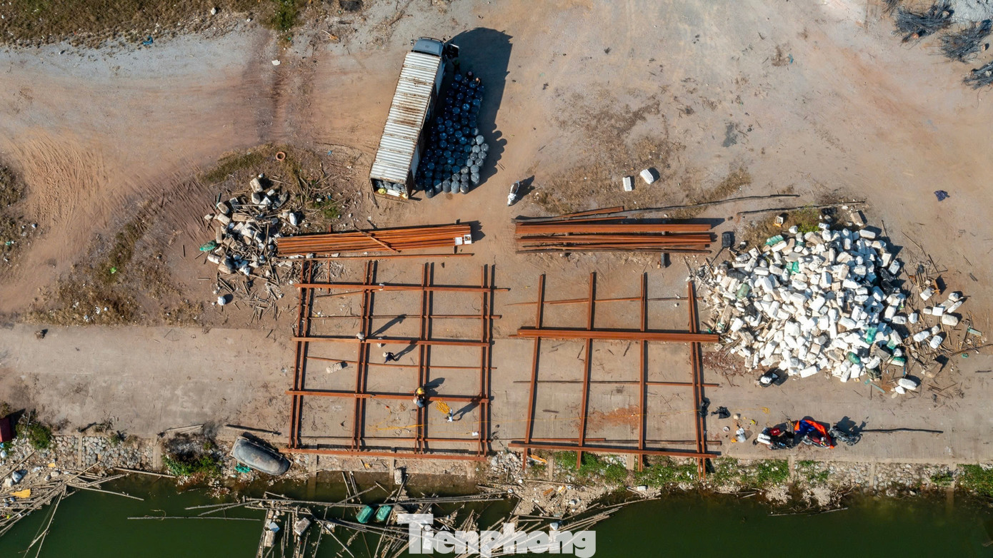 Khi bão số 3 đã đi qua, người dân nuôi trồng thủy sản Quảng Yên đang khẩn trương thu hồi lại tài sản bị trôi dạt sau bão và tiến hành sửa chữa, đóng mới.