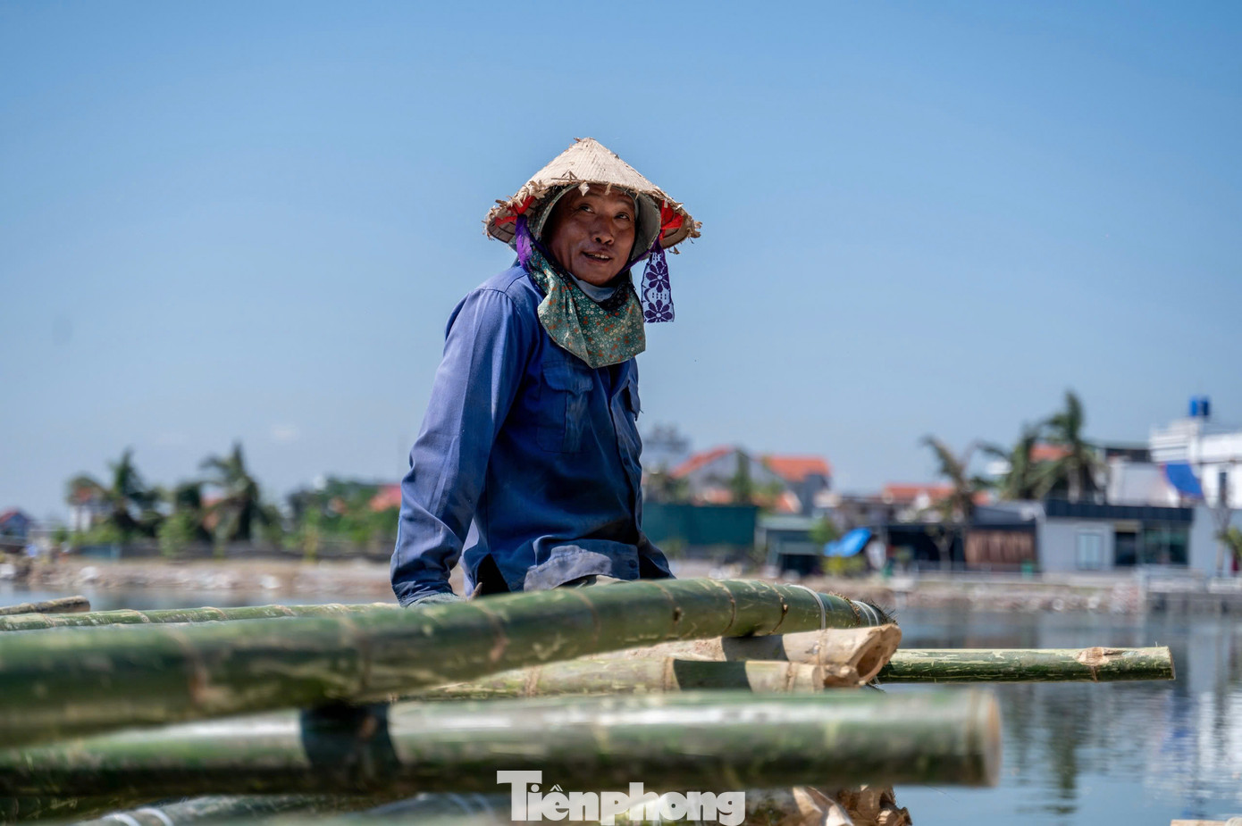 “Bao đời nay, người dân chúng tôi sống và làm giàu từ nghề nuôi hàu biển. Ngã ở đâu đứng lên ở đó, chúng tôi lại vay tiền của anh, em, bạn bè để đóng bè mới. Dự kiến đến cuối tuần sẽ xong và bắt đầu kéo ra cửa sông để tiếp tục thả hàu”, anh Công chia sẻ.
