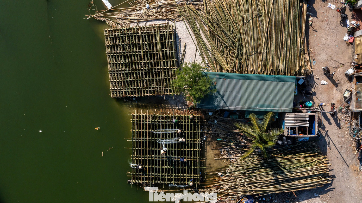 “Xưởng có tầm hơn 10 nhân công, cũng toàn người dân ở xung quanh đây. Chúng tôi tính toán chi phí nguyên vật liệu và nhân công hợp lý nhất để hỗ trợ bà con tiếp tục tái sản xuất”, chủ cơ sở đóng bè chia sẻ.