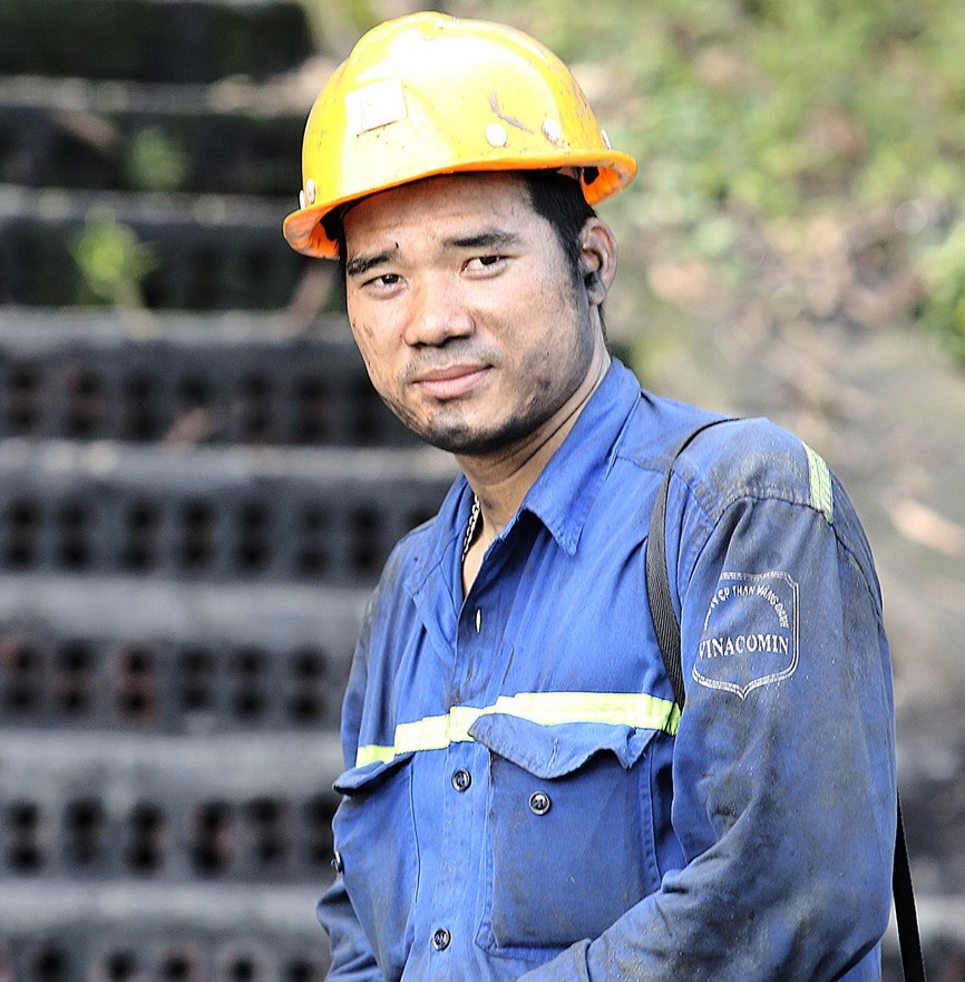 Thợ lò Phạm Đình Duẩn được Chủ tịch nước phong tặng danh hiệu Anh hùng Lao động. Thợ lò Phạm Đình Duẩn được Chủ tịch nước phong tặng danh hiệu Anh hùng Lao động.