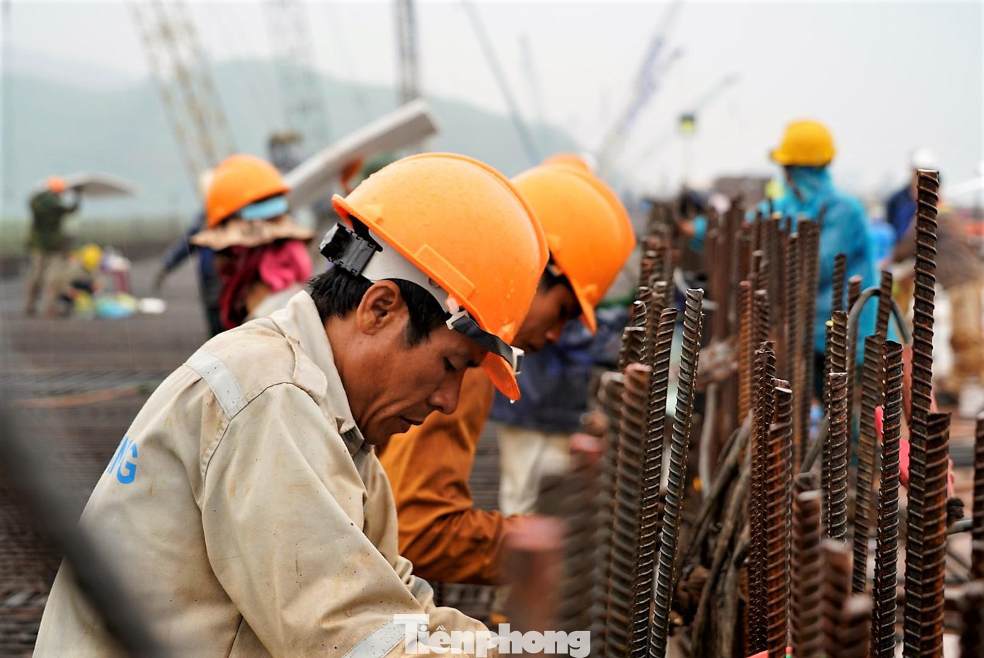 Có mặt tại công trường vào buổi trưa nhưng hàng trăm công nhân vẫn đang hối hả làm việc để nhanh chóng hoàn thành khối lượng công việc được giao. Có mặt tại công trường vào buổi trưa nhưng hàng trăm công nhân vẫn đang hối hả làm việc để nhanh chóng hoàn thành khối lượng công việc được giao.