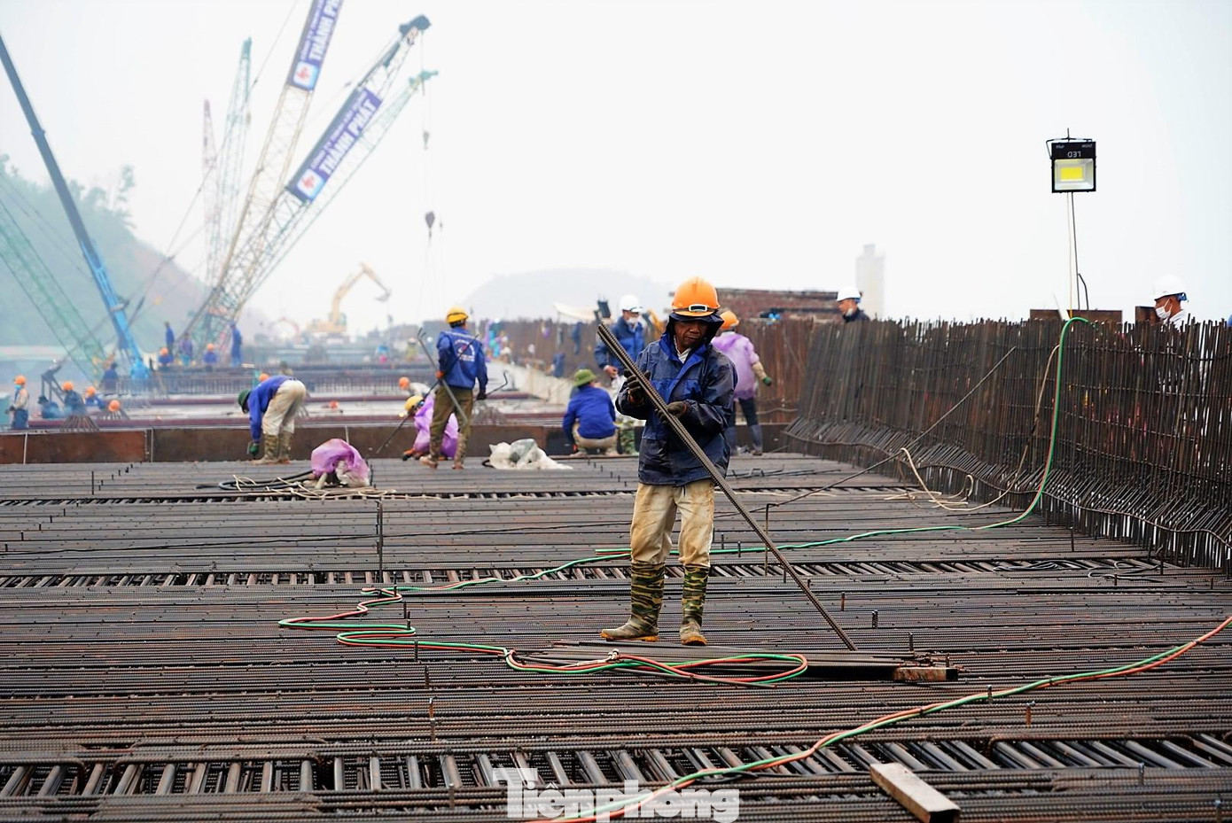 "Công trình rất ý nghĩa khi nối thẳng tới cửa khẩu Bắc Luân 2 tại TP Móng Cái, đây được coi là cửa ngõ Asean, hoàn thành gần 200km đường cao tốc trên địa bàn tỉnh Quảng Ninh", ông Khánh nói. "Công trình rất ý nghĩa khi nối thẳng tới cửa khẩu Bắc Luân 2 tại TP Móng Cái, đây được coi là cửa ngõ Asean, hoàn thành gần 200km đường cao tốc trên địa bàn tỉnh Quảng Ninh", ông Khánh nói.