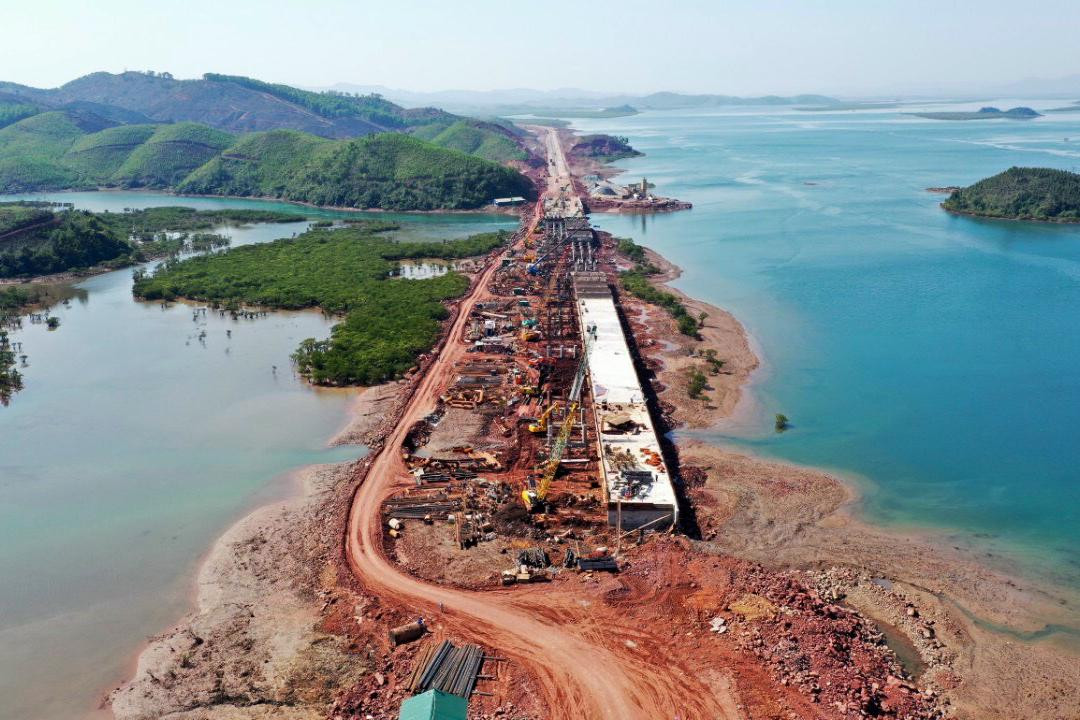 Tuỳ địa hình, nền đường có nơi đã được thảm nhựa, nơi mới trong giai đoạn đổ đá mạt. Toàn bộ dự án chia làm 3 ca thi công ngày đêm như chạy đua với tiến độ. Tuỳ địa hình, nền đường có nơi đã được thảm nhựa, nơi mới trong giai đoạn đổ đá mạt. Toàn bộ dự án chia làm 3 ca thi công ngày đêm như chạy đua với tiến độ.