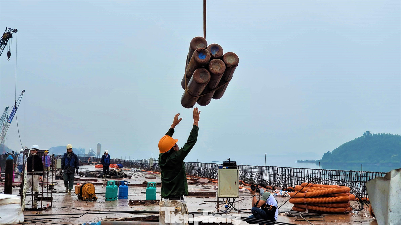 Mỗi ca làm việc chúng tôi có gần 200 công nhân thi công cầu Đài Xuyên 1. Tất cả đang dồn lực cho ngày thông xe toàn tuyến", đại diện nhà thầu thi công cho biết. Mỗi ca làm việc chúng tôi có gần 200 công nhân thi công cầu Đài Xuyên 1. Tất cả đang dồn lực cho ngày thông xe toàn tuyến", đại diện nhà thầu thi công cho biết.