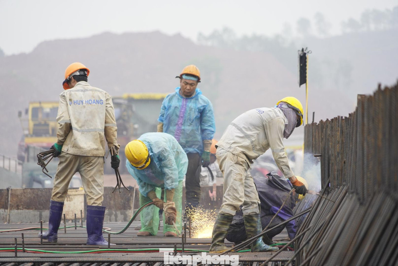 Mặc dù thời tiết thất thường, liên tục có mưa nhưng hàng trăm công nhân vẫn đội mưa làm việc để kịp tiến độ công trình. Mặc dù thời tiết thất thường, liên tục có mưa nhưng hàng trăm công nhân vẫn đội mưa làm việc để kịp tiến độ công trình.