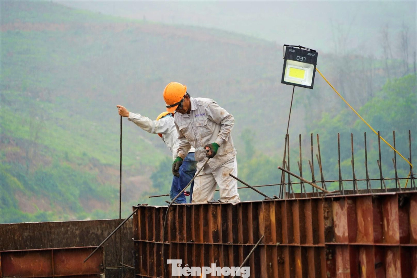 "Ngay cả trong dịp Tết vừa rồi chúng tôi vẫn tăng ca làm việc xuyên Tết. Nhiều anh em ở lại để cố gắng hoàn thành các hạng mục trước khi đổ bê tông cầu", anh Nguyễn Văn Bá, công nhân quê Nghệ An nói. "Ngay cả trong dịp Tết vừa rồi chúng tôi vẫn tăng ca làm việc xuyên Tết. Nhiều anh em ở lại để cố gắng hoàn thành các hạng mục trước khi đổ bê tông cầu", anh Nguyễn Văn Bá, công nhân quê Nghệ An nói.
