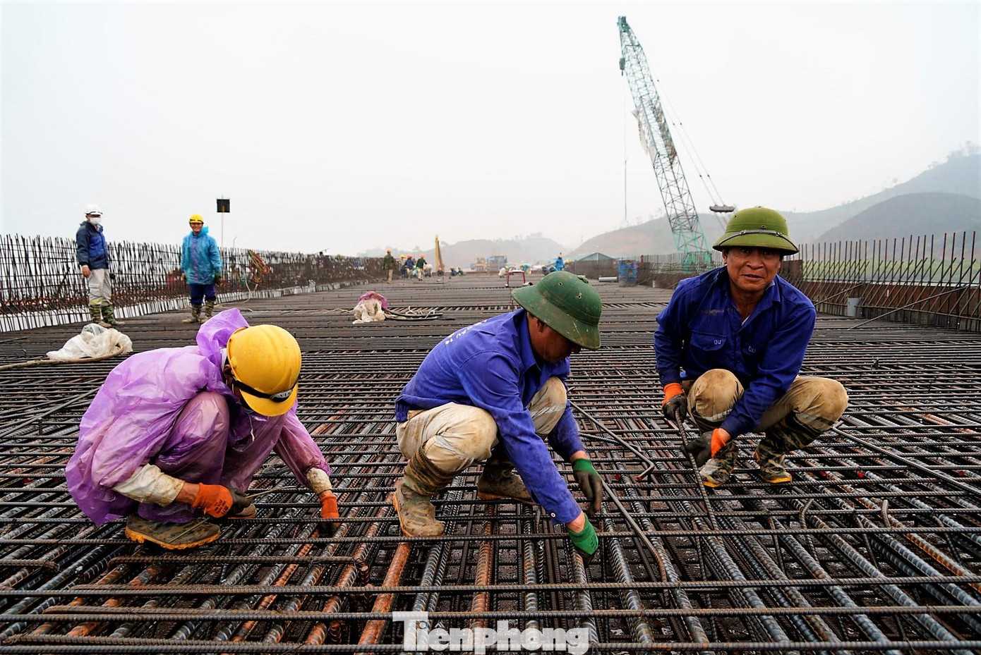 Công nhân gia cố lại khung thép mặt cầu trước khi tiến hành đổ bê tông. Công nhân gia cố lại khung thép mặt cầu trước khi tiến hành đổ bê tông.