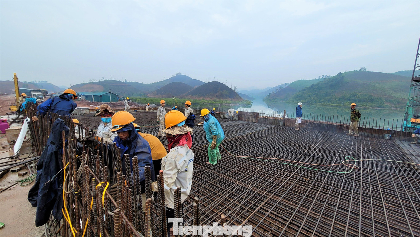 Tuyến đường dài 80,23 km, rộng 25,25 m, 4 làn xe, tốc độ tối đa 100 km/h. Đầu tháng 5/2020, UBND tỉnh Quảng Ninh kiến nghị Chính phủ điều chỉnh cao tốc này theo hướng tách thành hai dự án độc lập, tăng vận tốc tối đa từ 100 lên 120 km/h. Tuyến đường dài 80,23 km, rộng 25,25 m, 4 làn xe, tốc độ tối đa 100 km/h. Đầu tháng 5/2020, UBND tỉnh Quảng Ninh kiến nghị Chính phủ điều chỉnh cao tốc này theo hướng tách thành hai dự án độc lập, tăng vận tốc tối đa từ 100 lên 120 km/h.