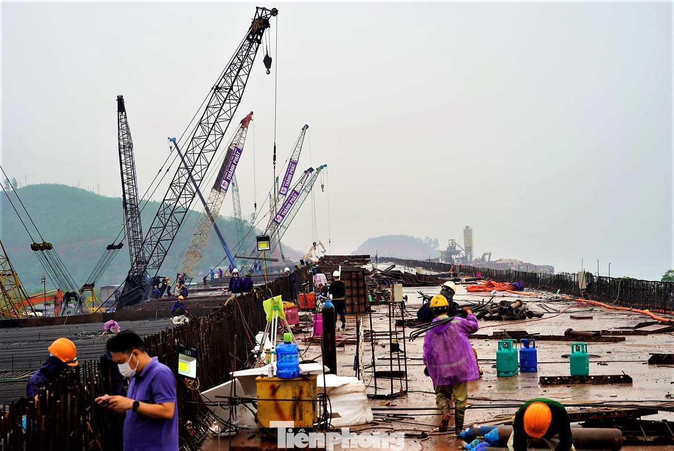 Giám đốc Ban Quản lý dự án đầu tư xây dựng các công trình giao thông tỉnh Quảng Ninh Vũ Văn Khánh cho biết khi cao tốc Vân Đồn - Móng Cái hoàn thành sẽ kết nối các khu kinh tế, công nghiệp như Quảng Yên, Vân Đồn, Hải Hà và Móng Cái. Thuận tiện giao thông, giao thương, thúc đẩy, mở mang quỹ đất ở hai bên tuyến cao tốc. Giám đốc Ban Quản lý dự án đầu tư xây dựng các công trình giao thông tỉnh Quảng Ninh Vũ Văn Khánh cho biết khi cao tốc Vân Đồn - Móng Cái hoàn thành sẽ kết nối các khu kinh tế, công nghiệp như Quảng Yên, Vân Đồn, Hải Hà và Móng Cái. Thuận tiện giao thông, giao thương, thúc đẩy, mở mang quỹ đất ở hai bên tuyến cao tốc.